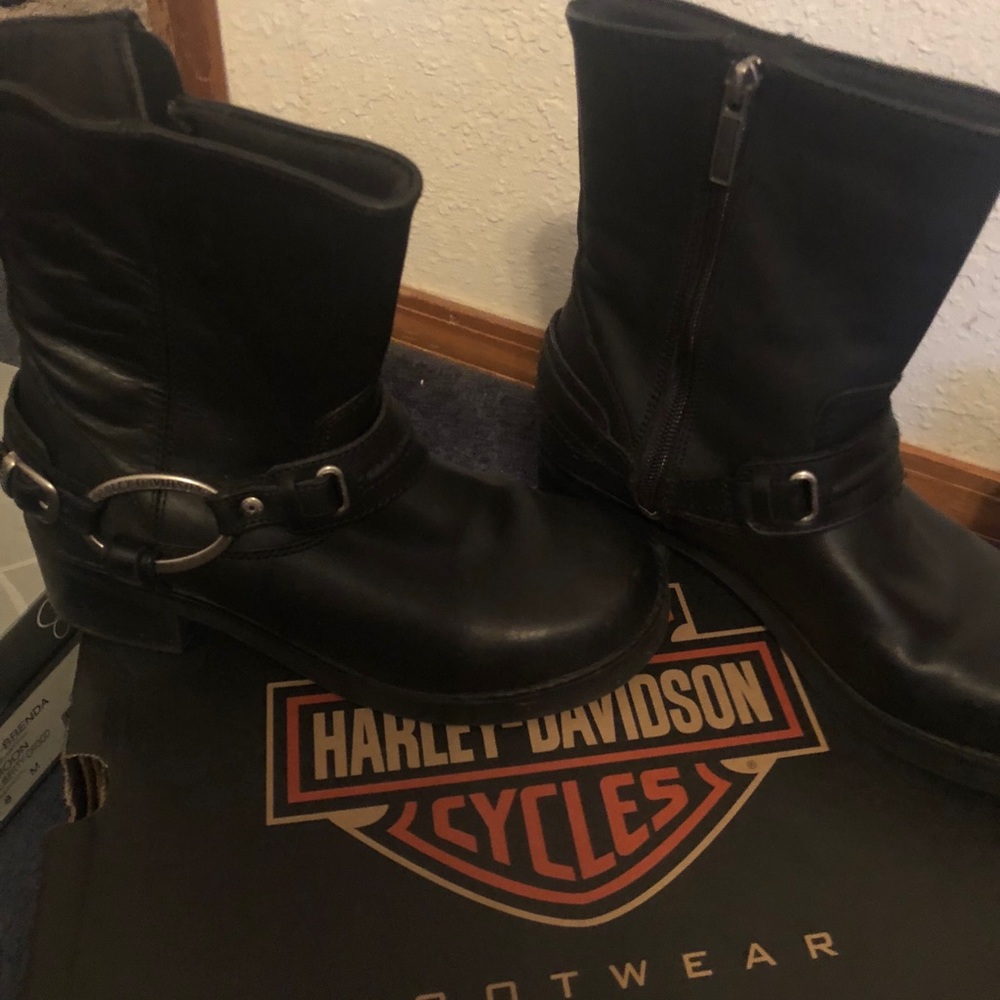 Size 8 almost new Harley boots